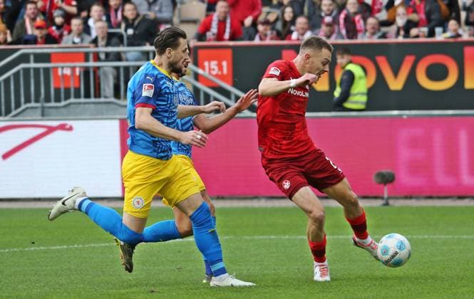 24 11 2024, xmohx, Fußball 2 Bundesliga, 1 FC Kaiserslautern Eintracht Braunschweig emspor, v l Kaiserslautern scores 1 0 DFL DFB REGULATIONS PROHIBIT ANY USE OF PHOTOGRAPHS as IMAGE SEQUENCES and or QUASI VIDEO Kaiserslautern through Filip Kaloc