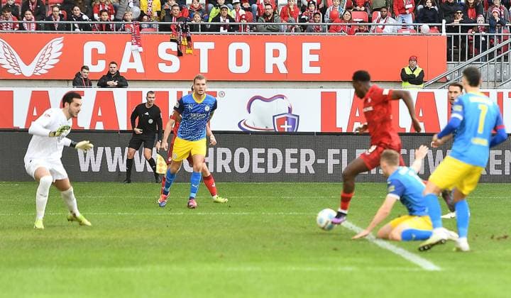 24 11 2024, xhbx, Fußball 2 Bundesliga, 1 FC Kaiserslautern Eintracht Braunschweig emspor, v l Goal scored, Tor zum 2 0 Marko Johansson Eintracht Braunschweig , Ragnar Ache 1 FC Kaiserslautern DFL DFB REGULATIONS PROHIBIT ANY USE OF PHOTOGRAPHS as IMAGE SEQUENCES and or QUASI VIDEO Kaiserslautern