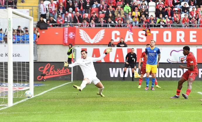 24 11 2024, xhbx, Fußball 2 Bundesliga, 1 FC Kaiserslautern Eintracht Braunschweig emspor, v l Goal scored, Tor zum 2 0 Marko Johansson Eintracht Braunschweig , Ragnar Ache 1 FC Kaiserslautern DFL DFB REGULATIONS PROHIBIT ANY USE OF PHOTOGRAPHS as IMAGE SEQUENCES and or QUASI VIDEO Kaiserslautern