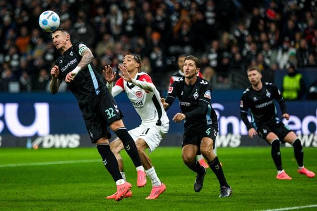 Sport Themen der Woche KW47 Marco Friedl (SV Werder Bremen, 32) am Ball, dahinter Hugo Ekitike (Eintracht Frankfurt, 11) und Niklas Stark (SV Werder Bremen, 04), GER, Eintracht Frankfurt vs. SV Werder Bremen Fussball, 1. Bundesliga, 11. Spieltag, Saison 2024 2025, 23.11.2024. DFL REGULATIONS PROHIBIT ANY USE OF PHOTOGRAPHS as IMAGE SEQUENCES and or QUASI-VIDEO. GER, Eintracht Frankfurt vs. SV Werder Bremen Fussball, 1. Bundesliga, 11. Spieltag, Saison 2024 2025, 23.11.2024. Frankfurt *** Marco Friedl SV Werder Bremen, 32 on the ball, behind him Hugo Ekitike Eintracht Frankfurt, 11 and Niklas Stark SV Werder Bremen, 04 , GER, Eintracht Frankfurt vs SV Werder Bremen Football, 1 Bundesliga, Matchday 11, Season 2024 2025, 23 11 2024 DFL REGULATIONS PROHIBIT ANY USE OF PHOTOGRAPHS as IMAGE SEQUENCES and or QUASI VIDEO GER, Eintracht Frankfurt vs SV Werder Bremen Football, 1 Bundesliga, Matchday 11, Season 2024 2025, 23 11 2024 Frankfurt Copyright: xEibner-Pressefoto FlorianxWieganx EP_FWD