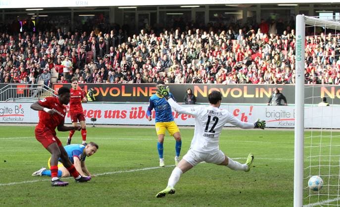 24 11 2024, Football, 2 Bundesliga, FC Kaiserslautern Eintracht Braunschweig, Matchday 13, Season 2024 25, Fritz Walter Stadion, Kaiserslautern, Germany, zmdz, DFB DFL regulations prohibit any use of photographs as image sequences and or quasi video 2 0 FCK by Ragnar Ache 9, FC Kaiserslautern vs Hampus Finndell 12, Eintracht Braunschweig FC Kaiserslautern Eintracht Braunschweig