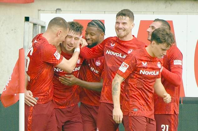 24 11 2024, xhbx, Fußball 2 Bundesliga, 1 FC Kaiserslautern Eintracht Braunschweig emspor, v l Torjubel, Goal celebration, celebrate the goal 3 1 durch Daniel Hanslik 1 FC Kaiserslautern DFL DFB REGULATIONS PROHIBIT ANY USE OF PHOTOGRAPHS as IMAGE SEQUENCES and or QUASI VIDEO Kaiserslautern
