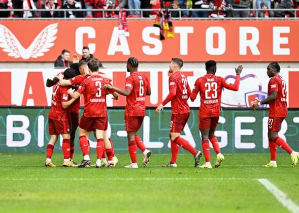 Football 2 Bundesliga Season 2024 25 1 FC Kaiserslautern 24 11 2024 Fritz Walter Stadion 1 FC Kaiserslautern fck Eintracht Braunschweig bs After the 2 0 by Ragnar ACHE 1 FC Kaiserslautern , 2 v li everyone rushes to cheer 1 FC Kaiserslautern