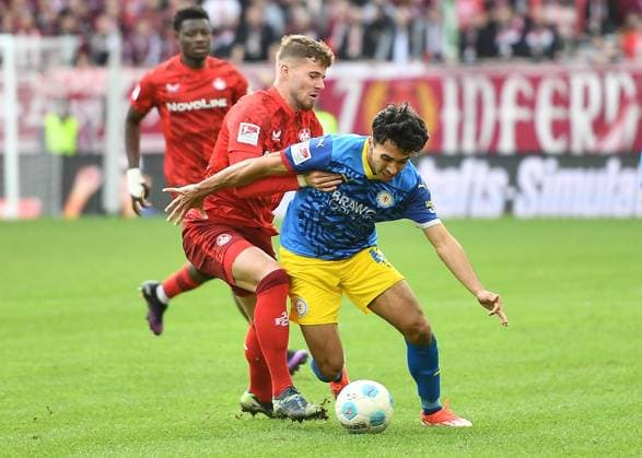 24 11 2024, xhbx, Soccer 2 Bundesliga, 1 FC Kaiserslautern Eintracht Braunschweig emspor, v l Jan Elvedi 1 FC Kaiserslautern , Johan Gomez Eintracht Braunschweig DFL DFB REGULATIONS PROHIBIT ANY USE OF PHOTOGRAPHS as IMAGE SEQUENCES and or QUASI VIDEO Kaiserslautern