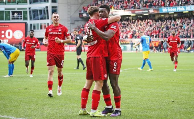 24 11 2024, xmohx, Fußball 2 Bundesliga, 1 FC Kaiserslautern Eintracht Braunschweig emspor, v l Kaiserslautern celebrates the 2 1 by Ragnar Ache , together with Daniel Hanslik DFL DFB REGULATIONS PROHIBIT ANY USE OF PHOTOGRAPHS as IMAGE SEQUENCES and or QUASI VIDEO Kaiserslautern