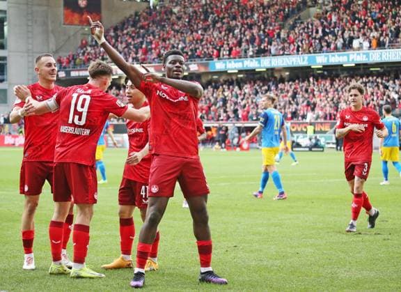 24 11 2024, xmohx, Fußball 2 Bundesliga, 1 FC Kaiserslautern Eintracht Braunschweig emspor, v l Kaiserslautern celebrates the 2 1 by Ragnar Ache DFL DFB REGULATIONS PROHIBIT ANY USE OF PHOTOGRAPHS as IMAGE SEQUENCES and or QUASI VIDEO Kaiserslautern