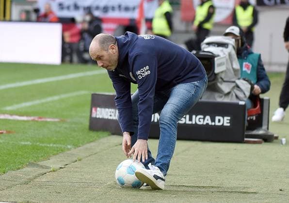 24 11 2024, xhbx, Fußball 2 Bundesliga, 1 FC Kaiserslautern Eintracht Braunschweig emspor, v l Trainer Daniel Scherning Eintracht Braunschweig DFL DFB REGULATIONS PROHIBIT ANY USE OF PHOTOGRAPHS as IMAGE SEQUENCES and or QUASI VIDEO Kaiserslautern
