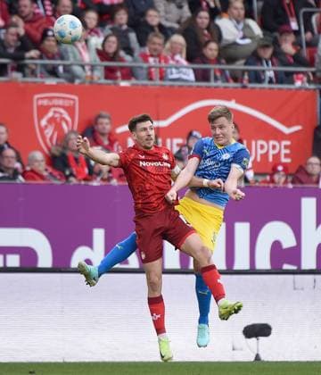 24 11 2024, xhbx, Soccer 2 Bundesliga, 1 FC Kaiserslautern Eintracht Braunschweig emspor, v l Daniel Hanslik 1 FC Kaiserslautern , Robert Ivanov Eintracht Braunschweig DFL DFB REGULATIONS PROHIBIT ANY USE OF PHOTOGRAPHS as IMAGE SEQUENCES and or QUASI VIDEO Kaiserslautern