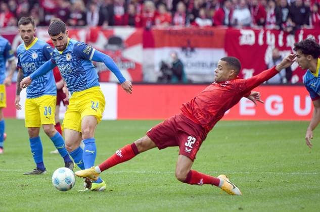 24 11 2024, xhbx, Fußball 2 Bundesliga, 1 FC Kaiserslautern Eintracht Braunschweig emspor, v l Fabio Di Michele Sanchez Eintracht Braunschweig , Jan Gyamerah 1 FC Kaiserslautern DFL DFB REGULATIONS PROHIBIT ANY USE OF PHOTOGRAPHS as IMAGE SEQUENCES and or QUASI VIDEO Kaiserslautern