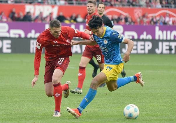 24 11 2024, xhbx, Soccer 2 Bundesliga, 1 FC Kaiserslautern Eintracht Braunschweig emspor, v l Luca Sirch 1 FC Kaiserslautern , Johan Gomez Eintracht Braunschweig DFL DFB REGULATIONS PROHIBIT ANY USE OF PHOTOGRAPHS as IMAGE SEQUENCES and or QUASI VIDEO Kaiserslautern