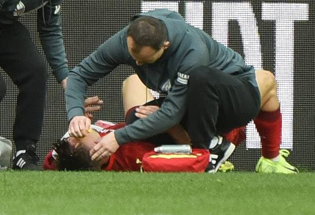 24 11 2024, xhbx, Football 2 Bundesliga, 1 FC Kaiserslautern Eintracht Braunschweig emspor, v l Daniel Hanslik 1 FC Kaiserslautern injured, injury, DFL DFB REGULATIONS PROHIBIT ANY USE OF PHOTOGRAPHS as IMAGE SEQUENCES and or QUASI VIDEO Kaiserslautern