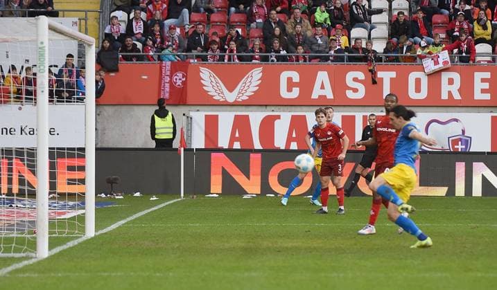24 11 2024, xhbx, Soccer 2 Bundesliga, 1 FC Kaiserslautern Eintracht Braunschweig emspor, v l Goal scored, goal to 3 2 by Rayan Philippe Eintracht Braunschweig DFL DFB REGULATIONS PROHIBIT ANY USE OF PHOTOGRAPHS as IMAGE SEQUENCES and or QUASI VIDEO Kaiserslautern