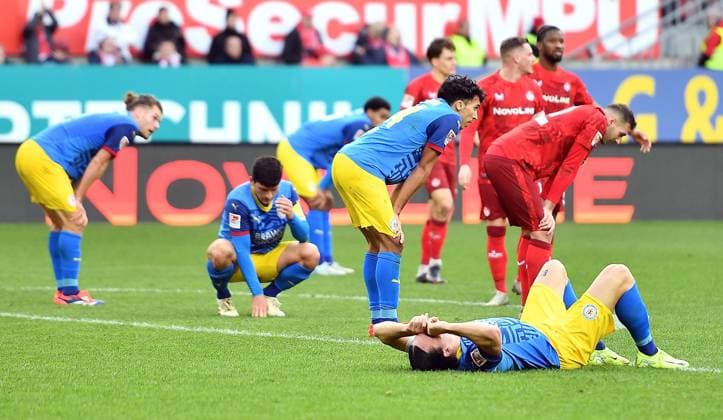 24 11 2024, xhbx, Soccer 2 Bundesliga, 1 FC Kaiserslautern Eintracht Braunschweig emspor, v l player, team of Eintracht Braunschweig disappointed, disappointed looking, dissapointed after final whistle DFL DFB REGULATIONS PROHIBIT ANY USE OF PHOTOGRAPHS as IMAGE SEQUENCES and or QUASI VIDEO Kaiserslautern