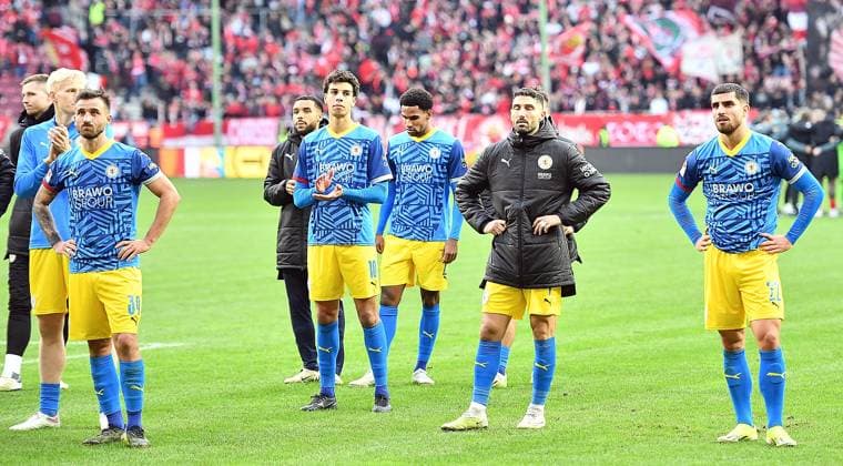 24 11 2024, xhbx, Soccer 2 Bundesliga, 1 FC Kaiserslautern Eintracht Braunschweig emspor, v l player, team of Eintracht Braunschweig disappointed, disappointed looking, dissapointed after final whistle DFL DFB REGULATIONS PROHIBIT ANY USE OF PHOTOGRAPHS as IMAGE SEQUENCES and or QUASI VIDEO Kaiserslautern
