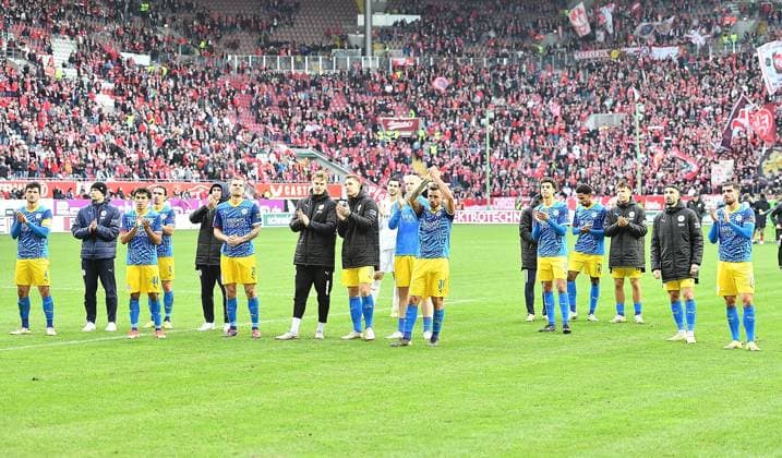 24 11 2024, xhbx, Soccer 2 Bundesliga, 1 FC Kaiserslautern Eintracht Braunschweig emspor, v l player, team of Eintracht Braunschweig disappointed, disappointed looking, dissapointed after final whistle DFL DFB REGULATIONS PROHIBIT ANY USE OF PHOTOGRAPHS as IMAGE SEQUENCES and or QUASI VIDEO Kaiserslautern