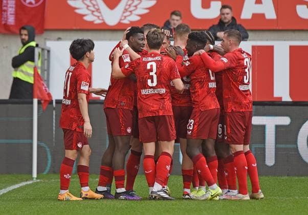 24 11 2024, xhbx, Fußball 2 Bundesliga, 1 FC Kaiserslautern Eintracht Braunschweig emspor, v l Torjubel, Goal celebration, celebrate the goal 2 0 durch Ragnar Ache 1 FC Kaiserslautern DFL DFB REGULATIONS PROHIBIT ANY USE OF PHOTOGRAPHS as IMAGE SEQUENCES and or QUASI VIDEO Kaiserslautern