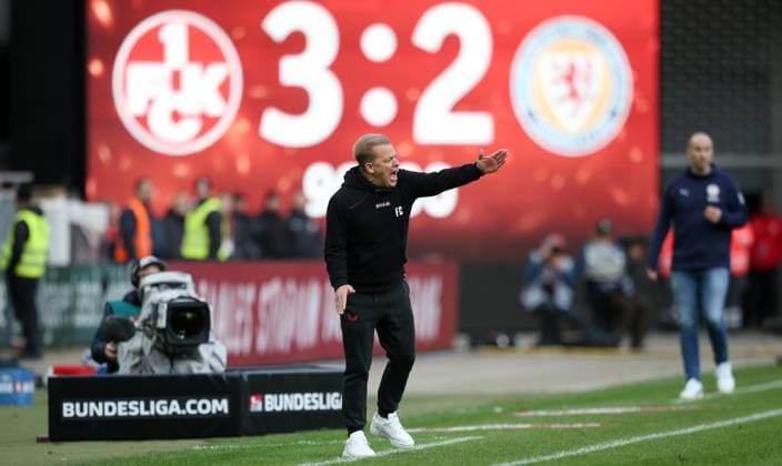 24 11 2024, Football, 2 Bundesliga, FC Kaiserslautern Eintracht Braunschweig, Matchday 13, Season 2024 25, Fritz Walter Stadion, Kaiserslautern, Germany, zmdz, DFB DFL regulations prohibit any use of photographs as image sequences and or quasi video Markus Anfang coach FC Kaiserslautern eagerly awaits the final whistle at 3 2 FC Kaiserslautern Eintracht Braunschweig