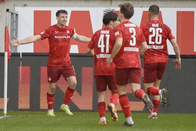 24 11 2024, xhbx, Fußball 2 Bundesliga, 1 FC Kaiserslautern Eintracht Braunschweig emspor, v l Torjubel, Goal celebration, celebrate the goal 3 1 durch Daniel Hanslik 1 FC Kaiserslautern DFL DFB REGULATIONS PROHIBIT ANY USE OF PHOTOGRAPHS as IMAGE SEQUENCES and or QUASI VIDEO Kaiserslautern