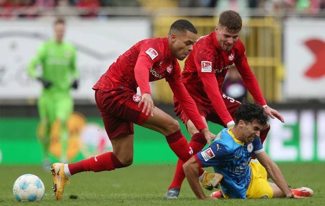 24 11 2024, Football, 2 Bundesliga, FC Kaiserslautern Eintracht Braunschweig, Matchday 13, Season 2024 25, Fritz Walter Stadion, Kaiserslautern, Germany, zmdz, DFB DFL regulations prohibit any use of photographs as image sequences and or quasi video Jan Gyamerah 32, FC Kaiserslautern , Johan Gomez 44, Eintracht Braunschweig FC Kaiserslautern Eintracht Braunschweig