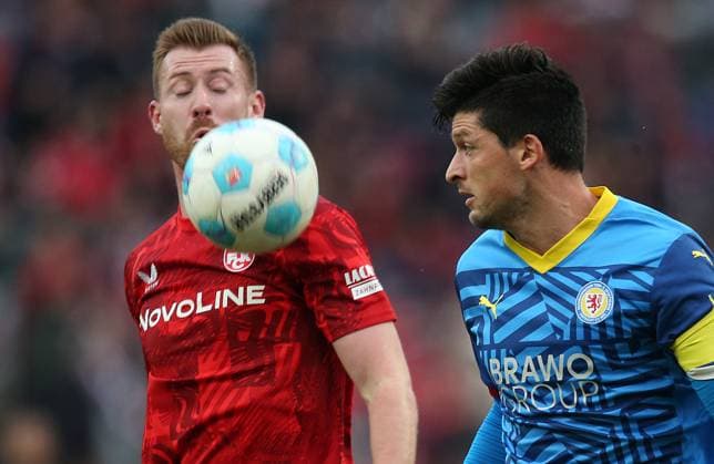 24 11 2024, Football, 2 Bundesliga, FC Kaiserslautern Eintracht Braunschweig, Matchday 13, Season 2024 25, Fritz Walter Stadion, Kaiserslautern, Germany, zmdz, DFB DFL regulations prohibit any use of photographs as image sequences and or quasi video Jannik Mause 18, FC Kaiserslautern , Jannis Nikolaou 4, Eintracht Braunschweig FC Kaiserslautern Eintracht Braunschweig
