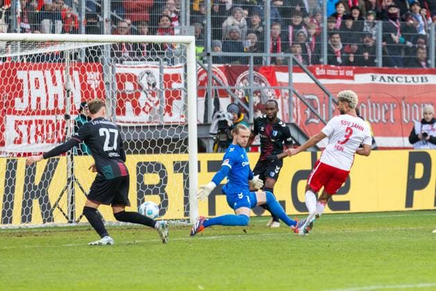 24 11 2024, Football, GER, Season, 2 Liga, Season 2024 2025, Matchday 13, SSV Jahn Regensburg 1 FC Magdeburg Bryan Hein SSV Jahn fails to Dominik Reimann DFL REGULATIONS PROHIBIT ANY USE OF PHOTOGRAPHS AS IMAGE SEQUENCES AND OR QUASI VIDEO Regensburg Bayern Germany Jahnstadion Regensburg