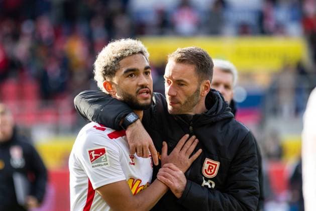 24 11 2024, Football, GER, Season, 2 Liga, Season 2024 2025, Matchday 13, SSV Jahn Regensburg 1 FC Magdeburg Bryan Hein SSV Jahn is comforted by Andreas Patz DFL REGULATIONS PROHIBIT ANY USE OF PHOTOGRAPHS AS IMAGE SEQUENCES AND OR QUASI VIDEO Regensburg Bayern Germany Jahnstadion Regensburg