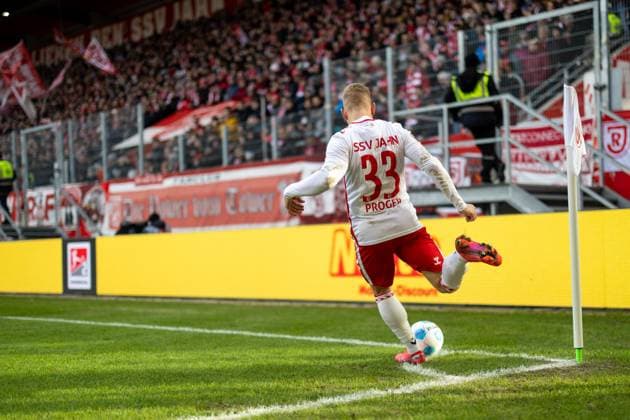 24 11 2024, Soccer, GER, Season, 2 Liga, Season 2024 2025, Matchday 13, SSV Jahn Regensburg 1 FC Magdeburg Kai Pröger SSV Jahn Regensburg at corner kick DFL REGULATIONS PROHIBIT ANY USE OF PHOTOGRAPHS AS IMAGE SEQUENCES AND OR QUASI VIDEO Regensburg Bayern Germany Jahnstadion Regensburg