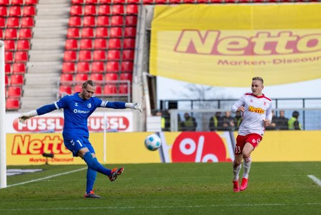 24 11 2024, Football, GER, Season, 2 Liga, Season 2024 2025, 13 Matchday, SSV Jahn Regensburg 1 FC Magdeburg Dominik Reimann Magdeburg in front of Kai Pröger SSV Jahn Regensburg DFL REGULATIONS PROHIBIT ANY USE OF PHOTOGRAPHS AS IMAGE SEQUENCES AND OR QUASI VIDEO Regensburg Bayern Germany Jahnstadion Regensburg