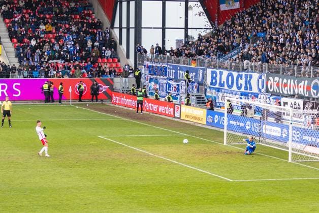 24 11 2024, Soccer, GER, Season, 2 Liga, Season 2024 2025, Matchday 13, SSV Jahn Regensburg 1 FC Magdeburg Dominik Reimann saves Christian Viets penalty SSV Jahn Regensburg DFL REGULATIONS PROHIBIT ANY USE OF PHOTOGRAPHS AS IMAGE SEQUENCES AND OR QUASI VIDEO Regensburg Bayern Germany Jahnstadion Regensburg