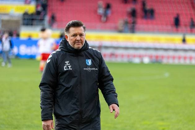 24 11 2024, Football, GER, Season, 2 Liga, Season 2024 2025, Matchday 13, SSV Jahn Regensburg 1 FC Magdeburg Christian Titz Coach Magdeburg DFL REGULATIONS PROHIBIT ANY USE OF PHOTOGRAPHS AS IMAGE SEQUENCES AND OR QUASI VIDEO Regensburg Bayern Germany Jahnstadion Regensburg