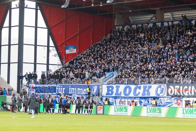 24 11 2024, Soccer, GER, Season, 2 Liga, Season 2024 2025, Matchday 13, SSV Jahn Regensburg 1 FC Magdeburg The Magdeburg players celebrate the 1 0 away win with their supporters DFL REGULATIONS PROHIBIT ANY USE OF PHOTOGRAPHS AS IMAGE SEQUENCES AND OR QUASI VIDEO Regensburg Bayern Germany Jahnstadion Regensburg