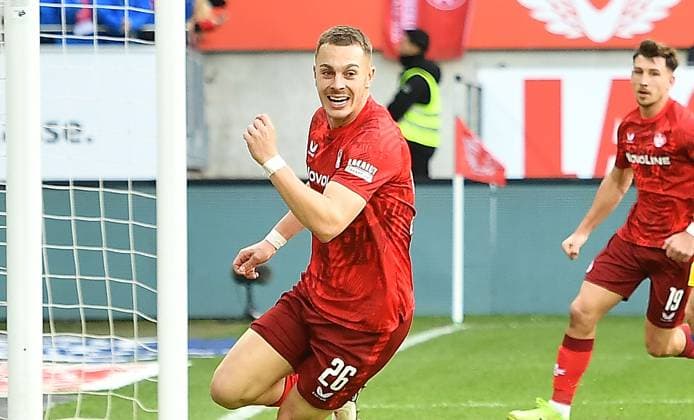 24 11 2024, xhbx, Fußball 2 Bundesliga, 1 FC Kaiserslautern Eintracht Braunschweig emspor, v l Torjubel, Goal celebration, celebrate the goal 1 0 durch Filip Kaloc 1 FC Kaiserslautern DFL DFB REGULATIONS PROHIBIT ANY USE OF PHOTOGRAPHS as IMAGE SEQUENCES and or QUASI VIDEO Kaiserslautern