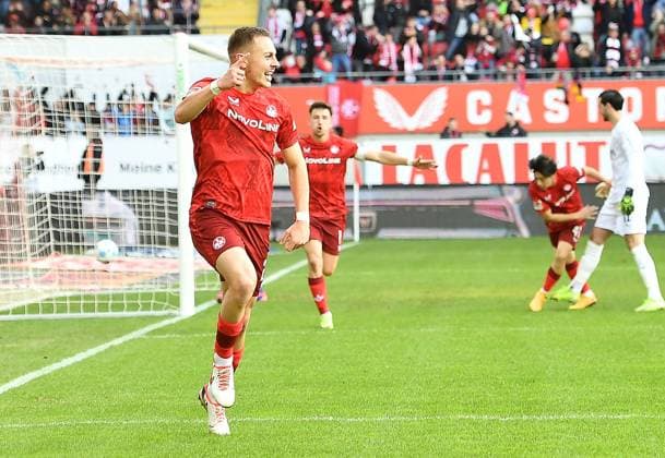 24 11 2024, xhbx, Fußball 2 Bundesliga, 1 FC Kaiserslautern Eintracht Braunschweig emspor, v l Torjubel, Goal celebration, celebrate the goal 1 0 durch Filip Kaloc 1 FC Kaiserslautern DFL DFB REGULATIONS PROHIBIT ANY USE OF PHOTOGRAPHS as IMAGE SEQUENCES and or QUASI VIDEO Kaiserslautern