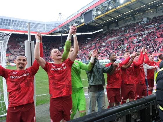 Football 2 Bundesliga Season 2024 25 1 FC Kaiserslautern 24 11 2024 Fritz Walter Stadion 1 FC Kaiserslautern fck Eintracht Braunschweig bs 3 2 In front of the Westkurve Kenny Prince REDONDO 1 FC Kaiserslautern , Filip KALOC 1 FC Kaiserslautern , Goalkeeper Julian KRAHL 1 FC Kaiserslautern , v li 1 FC Kaiserslautern