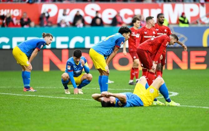 Football 2 Bundesliga Season 2024 25 1 FC Kaiserslautern 24 11 2024 Fritz Walter Stadion 1 FC Kaiserslautern fck Eintracht Braunschweig bs 3 2 Disappointment at Braunschweig mi Johan GOMEZ Eintracht Braunschweig 1 FC Kaiserslautern