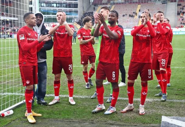24 11 2024, xmohx, Soccer 2 Bundesliga, 1 FC Kaiserslautern Eintracht Braunschweig emspor, v l The players of Kaiserslautern celebrate the victory DFL DFB REGULATIONS PROHIBIT ANY USE OF PHOTOGRAPHS as IMAGE SEQUENCES and or QUASI VIDEO Kaiserslautern