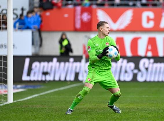 Soccer 2 Bundesliga Season 2024 25 1 FC Kaiserslautern 24 11 2024 Fritz Walter Stadion 1 FC Kaiserslautern fck Eintracht Braunschweig bs 3 2 Goalkeeper Julian KRAHL 1 FC Kaiserslautern , Action with ball 1 FC Kaiserslautern