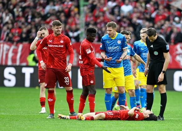 Football 2 Bundesliga Season 2024 25 1 FC Kaiserslautern 24 11 2024 Fritz Walter Stadion 1 FC Kaiserslautern fck Eintracht Braunschweig bs 3 2 Scuffle around Daisuke YOKOTA 1 FC Kaiserslautern 1 FC Kaiserslautern lying injured on the ground