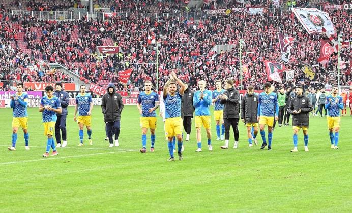 24 11 2024, xhbx, Soccer 2 Bundesliga, 1 FC Kaiserslautern Eintracht Braunschweig emspor, v l players, team of Eintracht Braunschweig with the fans after the final whistle DFL DFB REGULATIONS PROHIBIT ANY USE OF PHOTOGRAPHS as IMAGE SEQUENCES and or QUASI VIDEO Kaiserslautern