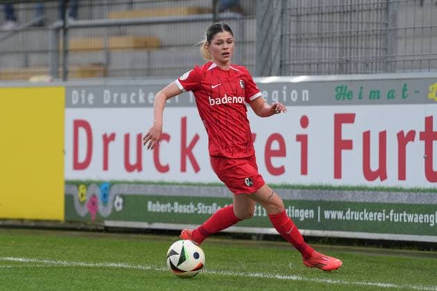 Eileen Campbell SC Freiburg, 10 on the ball , Football, Womens DFB Cup, Round of 16 Matchday, 2024 2025, SC Freiburg vs FC Bayern Munich, 24 11 2024, Dreisamstadion, Freiburg, Germany DFB REGULATIONS PROHIBIT ANY USE OF PHOTOGRAPHS AS IMAGE SEQUENCES AND OR QUASI VIDEO Freiburg Dreisamstadion Baden Wuerttemberg Germany Copyright: xArnexAmbergx