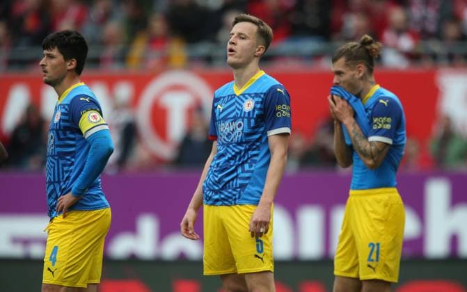 24 11 2024, Football, 2 Bundesliga, FC Kaiserslautern Eintracht Braunschweig, Matchday 13, Season 2024 25, Fritz Walter Stadion, Kaiserslautern, Germany, zmdz, DFB DFL regulations prohibit any use of photographs as image sequences and or quasi video Robert Ivanov 5, Eintracht Braunschweig , Kevin Ehlers 21, Eintracht Braunschweig FC Kaiserslautern Eintracht Braunschweig