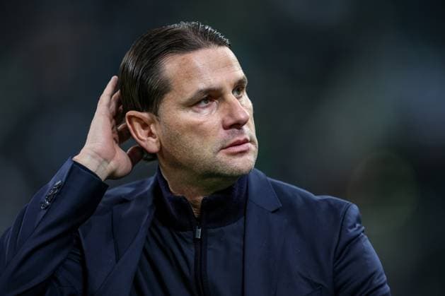 24 11 2024, Football, Borussia Mönchengladbach FC St Pauli, 1 Soccer Bundesliga, Borussia Park, Season 2024 2025 Coach Gerardo Seoane Head Coach Mönchengladbach grabs his head before the game DFB regulations prohibit any use of photographs as image sequences and or quasi video North Rhine-Westphalia Germany