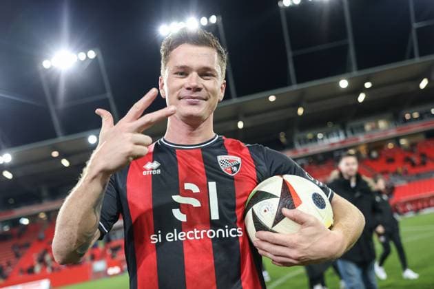 Bilder des Jahres 2024, Sport 11 November Sport Themen der Woche KW47 Sport Bilder des Tages 3. Liga; FC Ingolstadt 04 - VfL Osnabrück; Sieg Jubel Freude 3 Tore durch Sebastian Grönning (11, FCI) 3. Liga - FC Ingolstadt 04 Saison 2024 2025 VfL Osnabrück *** 3 Liga FC Ingolstadt 04 VfL Osnabrück Victory Celebration Joy 3 goals by Sebastian Grönning 11, FCI 3 Liga FC Ingolstadt 04 Season 2024 2025 VfL Osnabrück