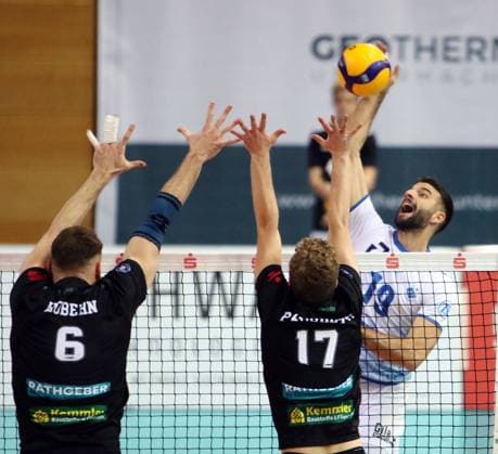 from left Georg HOBERN Haching , Eric PADURETU Haching , Ivan ZELJKOVIC Friedrichshafen , He Volleyball, DVV Pokal Quarterfinal 2024 25, TSV Haching Muenchen vs VfB Friedrichshafen, Geothermie Arena, Unterhaching, 24 11 24, Copyright: