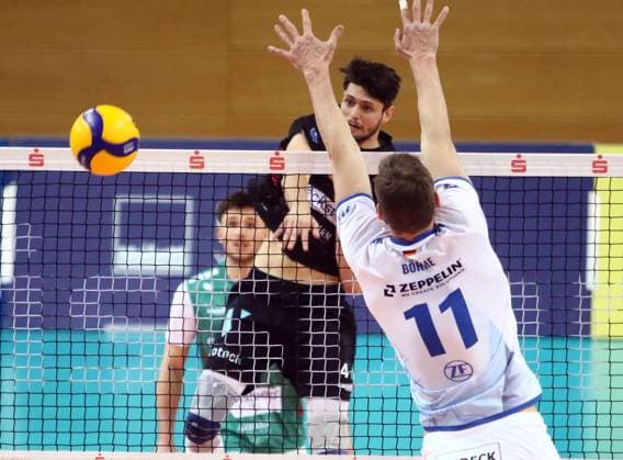in the middle Matthew PASSALENT Haching , He Volleyball, DVV Pokal Quarterfinal 2024 25, TSV Haching Muenchen vs VfB Friedrichshafen, Geothermie Arena, Unterhaching, 24 11 24, Copyright: