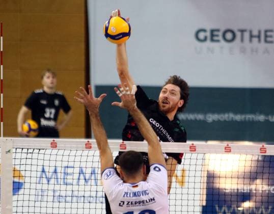 from left Ivan ZELJKOVIC Friedrichshafen , Marco MILOVANOVIC Haching , He Volleyball, DVV Pokal Quarterfinal 2024 25, TSV Haching Muenchen vs VfB Friedrichshafen, Geothermie Arena, Unterhaching, 24 11 24, Copyright: