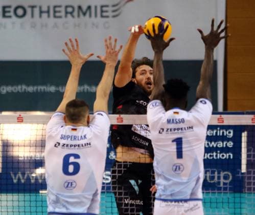 in the middle Marco MILOVANOVIC Haching , He Volleyball, DVV Pokal Quarterfinal 2024 25, TSV Haching Muenchen vs VfB Friedrichshafen, Geothermie Arena, Unterhaching, 24 11 24, Copyright: