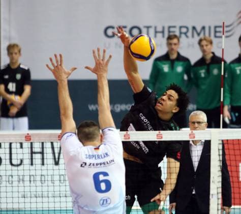 from left Michal SUPERLAK Friedrichshafen , Maurice LEWIS FREGEAU Haching , He Volleyball, DVV Pokal Quarterfinal 2024 25, TSV Haching Muenchen vs VfB Friedrichshafen, Geothermie Arena, Unterhaching, 24 11 24, Copyright: