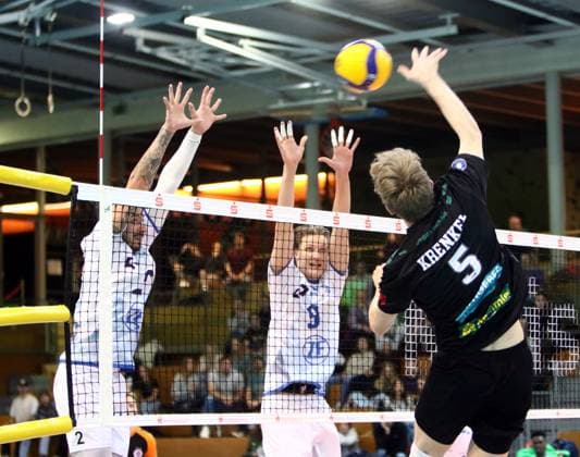 from left Severi SAVONSALMI Friedrichshafen , Florian KRENKEL Haching , He Volleyball, DVV Pokal Quarterfinal 2024 25, TSV Haching Muenchen vs VfB Friedrichshafen, Geothermie Arena, Unterhaching, 24 11 24, Copyright: