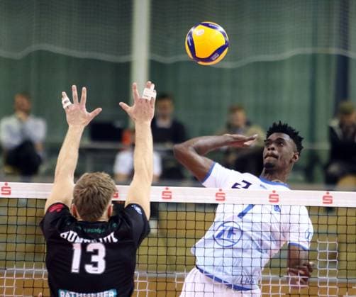from left Mark GUMENJUK Haching , Jose MASSO ALVAREZ Friedrichshafen , He Volleyball, DVV Pokal Quarterfinal 2024 25, TSV Haching Muenchen vs VfB Friedrichshafen, Geothermie Arena, Unterhaching, 24 11 24, Copyright: